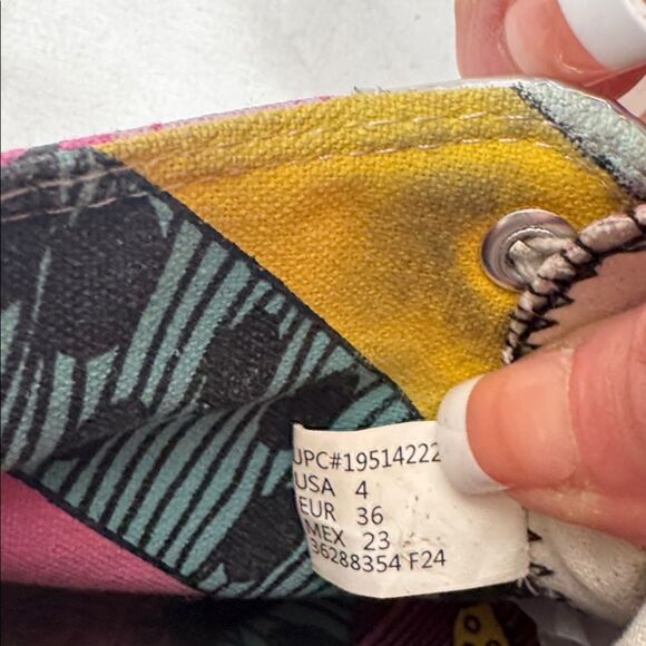 The Nightmare Before Christmas High-Top Girls Sneakers. Size 4. - Picture 10 of 10